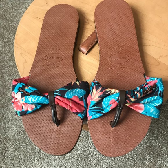 FINAL PRICE - Havaianas Brown with Tropical Flowers Thong Sandals Size 11/12W - Picture 1 of 7
